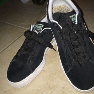 Puma Shoes Suede. In great condition, fairly new